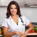 Imagen de un profesional de Nutrición Humana y Dietética realizando actividades propias de los estudios realizados